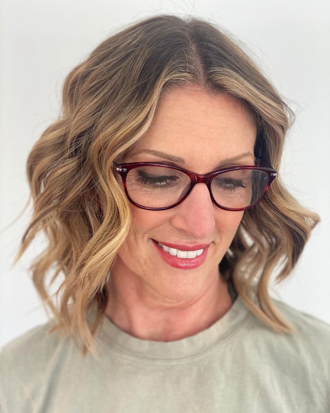 40+ Wavy Lob with Glasses