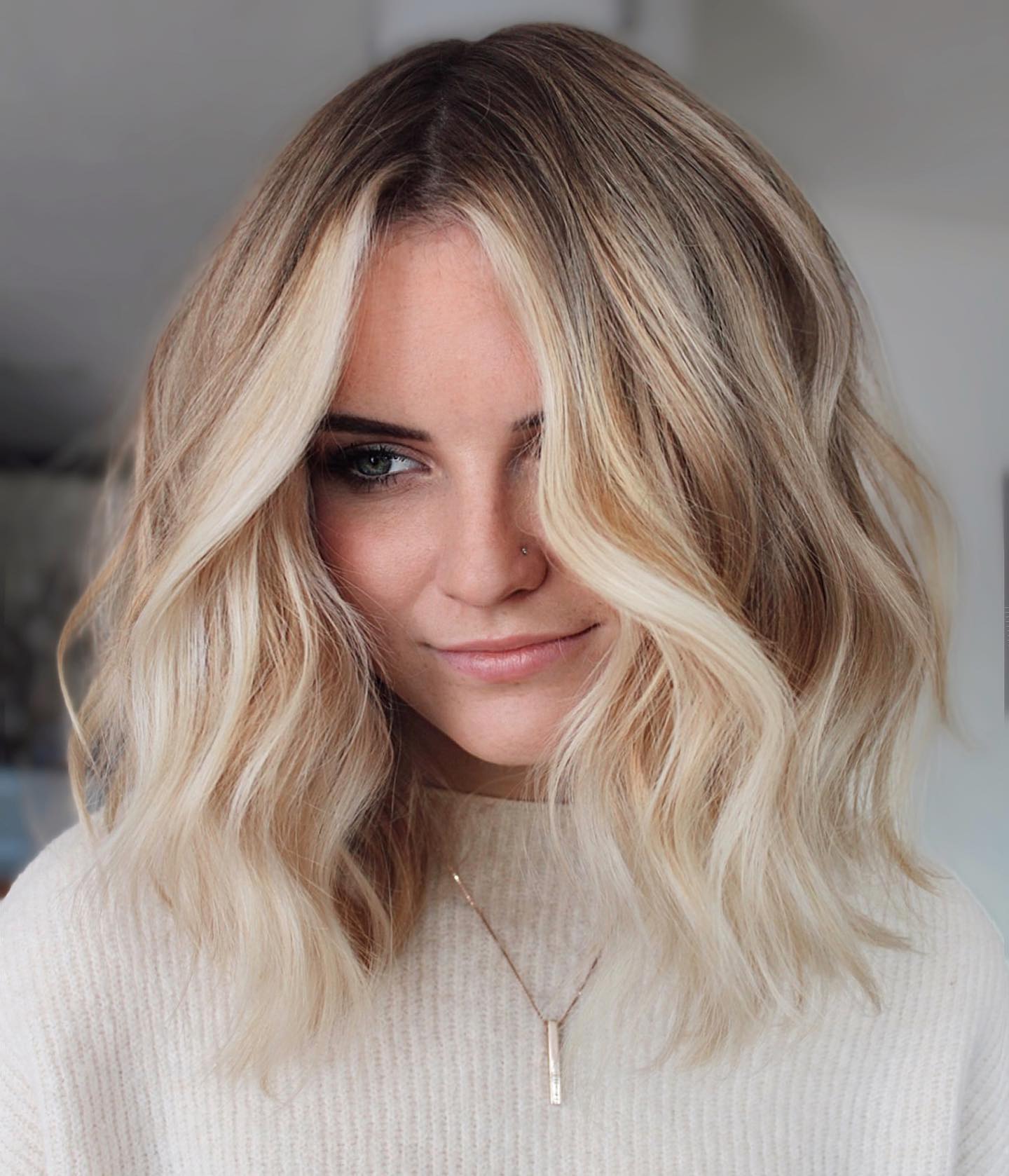 Voluminous Wavy Lob with Root Smudge